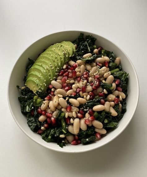 A bowl of beans and a sliced avocado over a cooked bed of kale. Vegitaren Meals, Vegan Meal Aesthetic, Vegan Meals Aesthetic, Health Influencer, Avocado Kitchen, Health Bowls, Kale Quinoa, Salad Avocado, College Apartments