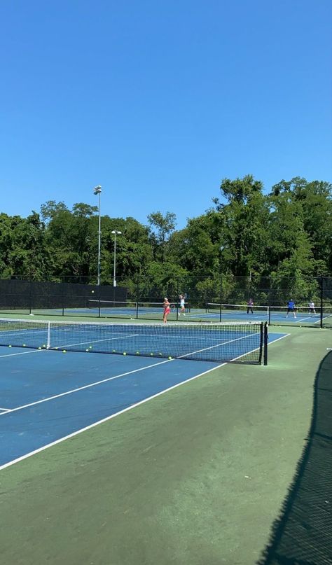 Tennis Blue Aesthetic, Blue Tennis Court, Tennis Field, Tennis Core, Tennis Photoshoot, Trees Aesthetic, Field Sport, Tennis Girl, Tennis Aesthetic