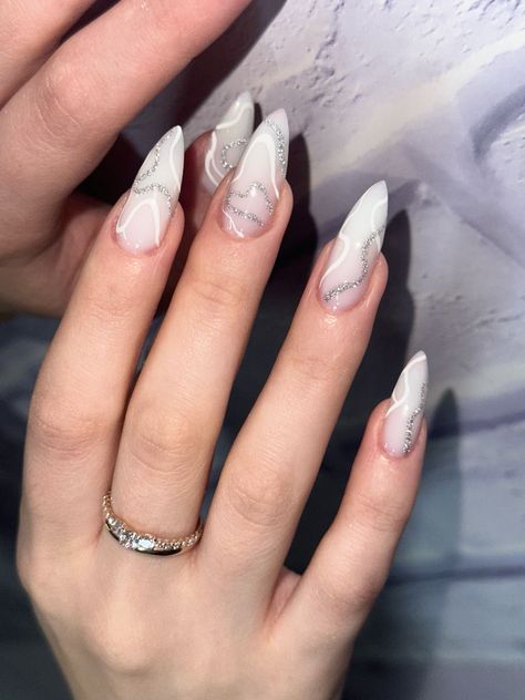 White Dress Nails, Beyaz Nail Art, Mickey Nails, Brown Acrylic Nails, Nagellack Trends, Simple Gel Nails, Pretty Gel Nails, Almond Acrylic Nails, Cute Gel Nails