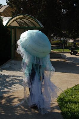 PettiBear's Fashion Roar: Making a Jellyfish costume How To Jellyfish Costume Diy, Medusa Animal, Jellyfish Quotes, Jellyfish Facts, Jellyfish Lantern, Jellyfish Jewelry, Jellyfish Costume, Jellyfish Illustration, Jellyfish Tank