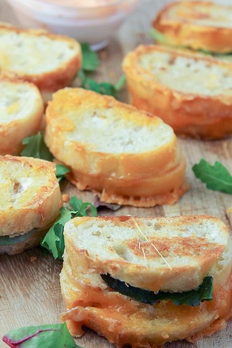 20 Minute Mini Grilled Cheese Appetizers – Must Love Home Grill Cheese Appetizer, Appetizers For Soup Party, Vegetable Appetizers For Party, Grilled Cheese Appetizer, Mexican Apps, Easy Party Finger Food, Mini Grilled Cheese, Finger Foods Easy Party, Party Finger Food