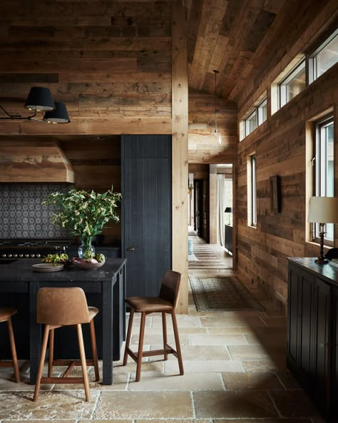 Country Lodge, Chalet Interior, Weekend House, Cabin Kitchens, County House, Style Deco, Top Interior Designers, Mountain Home, Interior Design Trends