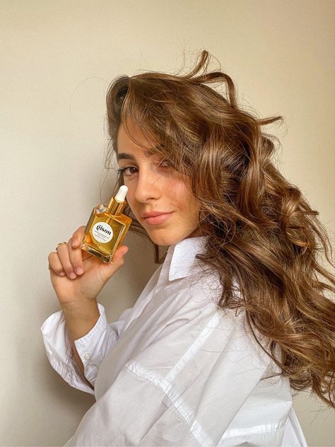 Selfie With Product Ideas, Negin Mirsalehi Gisou, Gisou Hair, Ugc Creators, Cosmetic Creative, Hair Diffuser, Skincare Products Photography, Negin Mirsalehi, Ugc Content