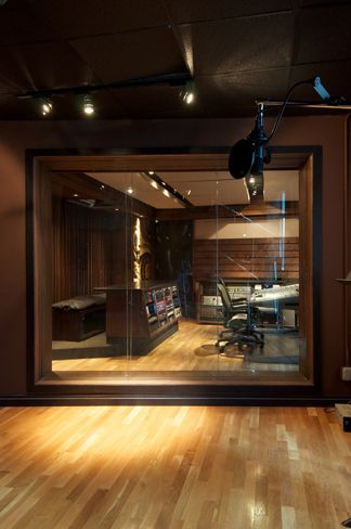 Cool Home Music Studio, Nyc Music Studio, Studio Singing Room, Music Studios Design, Recording Studio At Home, Musical Studio Design, Audio Recording Studio, Singing Studio Room, In Home Recording Studio