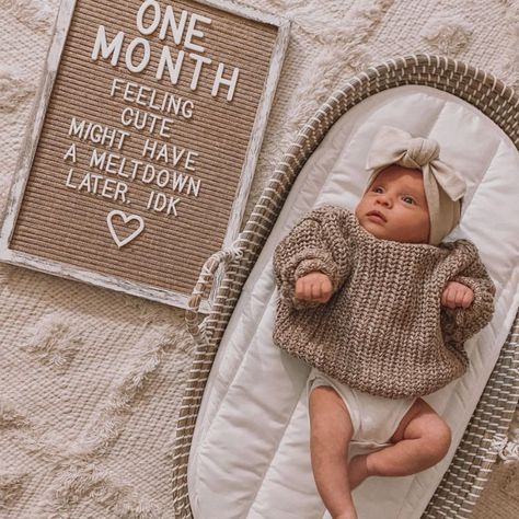 Photo Shoots At Home, Monthly Baby Photoshoot Ideas, Baby Photos At Home, Creative Monthly Baby Photos, Baby Photoshoot Ideas At Home, Diy Christmas Photoshoot, Photoshoot Ideas At Home, Baby Photoshoot Ideas, 1 Month Baby