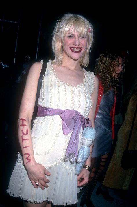 Courtney Love 90s, Courtney Love Hole, Quick Halloween Costumes, Kurt And Courtney, Riot Grrrl, Courtney Love, Trailer Park, Indie Outfits, Oui Oui