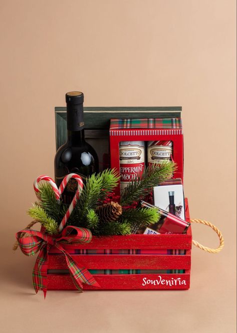 Xmas Box Ideas, Wine Gift Box Ideas Christmas, Wine Basket Gift Ideas Christmas, Wine Christmas Gifts Basket, Box Present Ideas, Wine Gifts Ideas, Christmas Present Decorations, Christmas Gift Box Ideas, Christmas Basket Gift Ideas