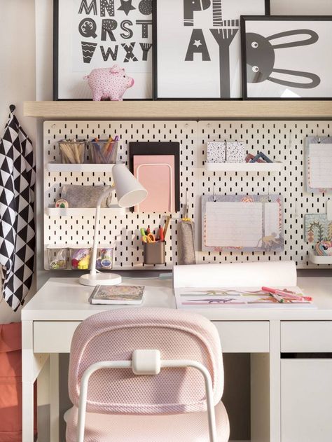 Así es la habitación de IKEA de las hijas de Carmen Chaparro (con plano) Micke Ikea, Girls Desk, Ikea Micke Desk, Ikea Micke, Micke Desk, Ikea Playroom, Kids Room Desk, Shared Girls Room, Kid Decor