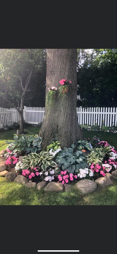 Floral Centerpiece Ideas, Front Flower Bed Ideas, Home Front Yard, Mobile Home Landscaping, Easy Landscaping Front Yard, Dream Garden Backyards, Pots Ideas, Trees For Front Yard, Landscaping Around Trees