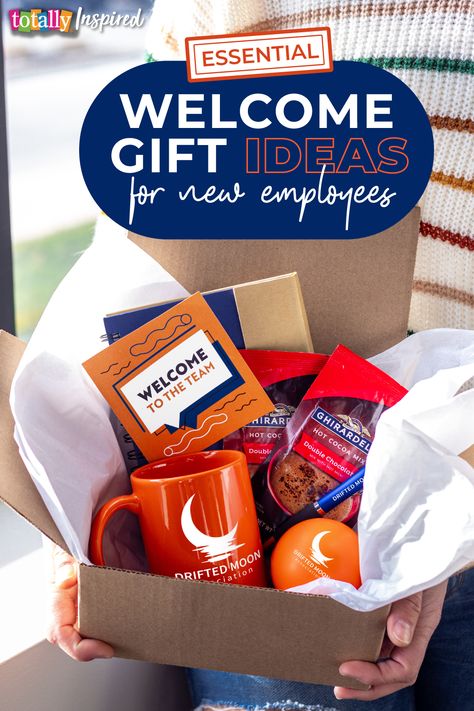 Employee swag kits make a fantastic first impression on your newest hires. From apparel to stationery, there’s no shortage of welcome gift ideas for businesses to greet their new team members. Bring out the warmest welcome with these top-notch, first-day-of-work gifts! New Employee Welcome Ideas, New Employee Welcome Gift, Welcome Back To Work, Welcome New Employee, Sweet Letters, Welcome Basket, Welcome New Members, Fun Mugs, Baskets For Men