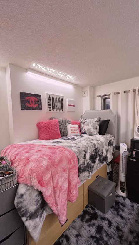 Simple Organization Ideas Bedroom, Luxury Dorm Room Ideas, Pink Dorm Room Ideas For Girls College, Pink College Dorm Room Ideas, Pink And Grey Dorm Room Ideas, Dorm Room Inspo Aesthetic, Pink And Black Dorm Room Ideas, Pink Dorm Room Ideas, Hbcu Dorm Room Ideas