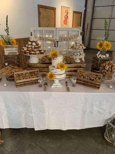 Wedding Cake Table Rustic, Rustic Cake Tables, Cake Table Ideas, Desert Tables, Rustic Wedding Desserts, Wedding Dessert Table Decor, Rustic Dessert Table, Wedding Cake Table Decorations, Wedding Cake Dessert Table