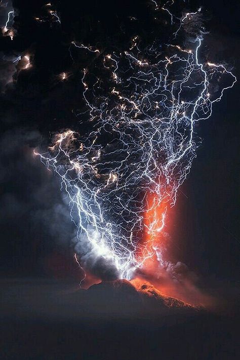 Volcanic lightning Lightning Photography, Lightning Storms, Wild Weather, Image Nature, Lightning Storm, Lightning Strikes, Negroni, Natural Phenomena, Science And Nature