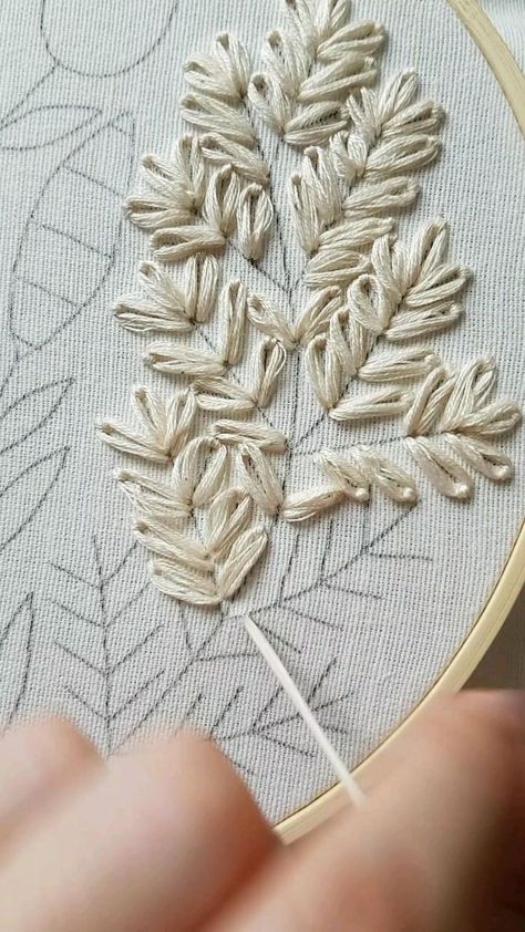 Seni Dan Kraf, Hand Embroidery Patterns Flowers, Diy Embroidery Patterns, Basic Embroidery Stitches, Hand Embroidery Tutorial, Embroidery Stitches Tutorial, Hand Embroidery Projects, Hand Embroidery Flowers, Pola Sulam