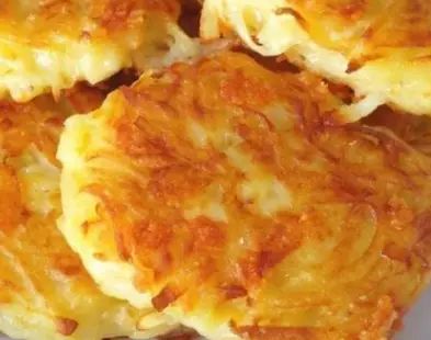 CRISPY CHEESY HASH BROWNS Hashbrown Patties, Cheesy Hashbrown, German Potato Pancakes, Cheesy Hashbrowns, Potato Patties, Hashbrown Recipes, Grated Potato, Breakfast Bites, Cheese Potatoes