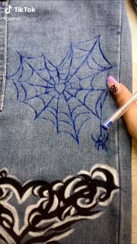 Jean With Design, Painted Jeans Diy Ideas Easy, Ideas Para Pintar Jeans, Painting Clothes Ideas, Clothes Painting Ideas, Drawn On Jeans, Painting On Jeans Ideas, Things To Paint On Jeans, Bleach Drawing On Clothes