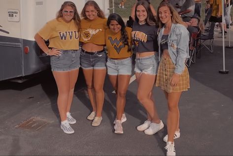 Wvu Gameday Outfits, West Virginia University Aesthetic, Tailgate Aesthetic, Wvu Game Day, Clyde Logan, Gameday Fits, Party Outfit College, Outfit College, University Dorms