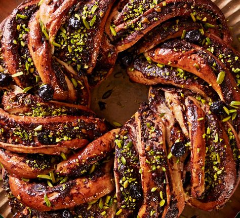 Pistachio Babka, Babka Wreath, Chocolate Babka Recipe, Cherry And Chocolate, Bread Wreath, Babka Recipe, Chocolate Babka, Christmas Baking Recipes, Dried Cherries