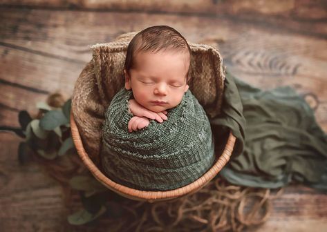 Newborn Photo Shoot Ideas Outside, Newborn Rustic Photography, Woodland Theme Newborn Photoshoot, Little Boy Newborn Pictures, Jungle Newborn Photography, Woodsy Newborn Photos, Forest Newborn Photoshoot, Newborn Photo Shoot Outside, Newborn Photography Greenery