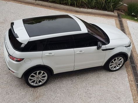 1- Range Rover Primeiramente, vamos iniciar pelo carro mais instagramável! A Range Rover Evoque é o queridinho das fotos do instagram! Seu teto panorâmico realmente é muito bonito! Principalmente, para quem está dentro do carro. Mas também chama muita atenção para quem vê pelas ruas! A Evoque tem design moderno que beira o futurismo! As […] The post Carros com teto solar no Brasil appeared first on Acelerauto.com. Range Rover Evoque, Range Rover, Vision Board, Suv Car, Suv, Vehicles