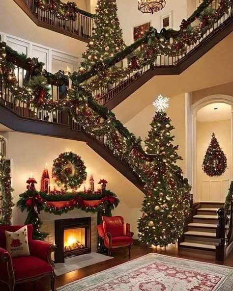 Quirky Ornaments, Christmas Staircase, Christmas Dreaming, Cozy Christmas Decor, Playful Decor, Christmas Decor Inspiration, Cosy Christmas, Christmas Themes Decorations, Amazing Decor