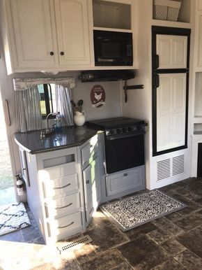 Incredible RV Makeovers with Farmhouse Style Decor Rv Kitchen Remodel, Camper Trailer Remodel, Kombi Home, Diy Camper Remodel, Rv Kitchen, Rv Makeover, Rv Renovations, Camper Makeover, Kitchen Remodel Design