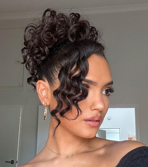 Curly Hairdo with Spiral Side Bangs Side Swept Curly Hair, Side Swoop Bangs, Messy Plaits, Side Swept Hair, Occasion Hairstyles, Curly Hair Up, Formal Hairstyle, Swoop Bangs, Side Bangs Hairstyles