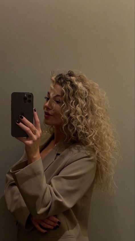 haircut Natural Curly Blonde Hair, Blonde Curly Hair, Blonde Hair Looks, Curly Hair Inspiration, Penteado Cabelo Curto, Hair Color And Cut, Curly Hair Tips, Curly Hair Cuts, Hair Inspo Color