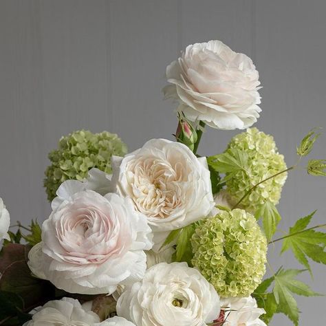 Green White Bridal Bouquet, Hellebore Flower Bouquet, White Ranunculus Wedding Bouquet, Peonies And Ranunculus Bouquet, Ranunculus Wedding Centerpieces, Green And White Flower Arrangements, White Ranunculus Bouquet, Green Ranunculus, Bridal Flowers Bouquet