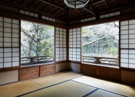 What are Shoji? Complete Guide to Japanese Paper Screens Japanese Window, Japanese Sliding Doors, Frank Lloyd Wright Stained Glass, Traditional Japanese House, Shoji Screen, Japanese Screen, Japanese Interior Design, Japanese Wall, Japanese Interior