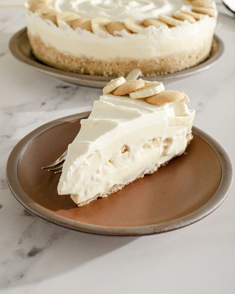 A photo of a slice of banana pudding cheesecake, with alternating slices of banana and nilla wafers around the rim of the cake, and the rest of the cake in the background. Heavy Cream Recipes, Cream Desserts Recipes, Whipped Cream Desserts, No Bake Banana Pudding, Pudding Cheesecake, Banana Pudding Cheesecake, Springform Pan Cake, Banana Cheesecake, Recipes With Whipping Cream