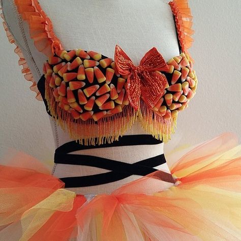 Embrace your candy-corn obsession with this sweet outfit.  What you need: Black bra, colored tutu, and candy corn.  Source: Instagram user cuteaddicts Candy Corn Costume, Candy Costumes, Halloween Candy Corn, Creative Valentines, Diy Valentines Crafts, Diy Candy, Diy Halloween Costumes, Cheap Diy, Diy Costumes