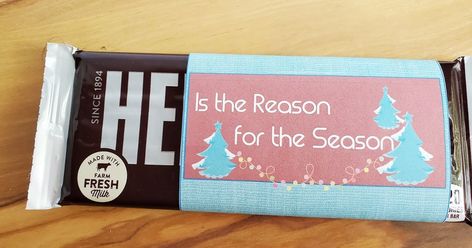 Christmas in July Free Printable Hershey candy bar wrapper This little wrap uses the first 2 letters of a Hershey's candy bar to complete t... He Is The Reason For The Season, Christmas Wrapper, Candy Bar Wrapper Template, Hershey Bar Wrappers, Hershey Candy Bars, Candy Grams, Hershey Candy, Christmas Neighbor, Burnt Ends