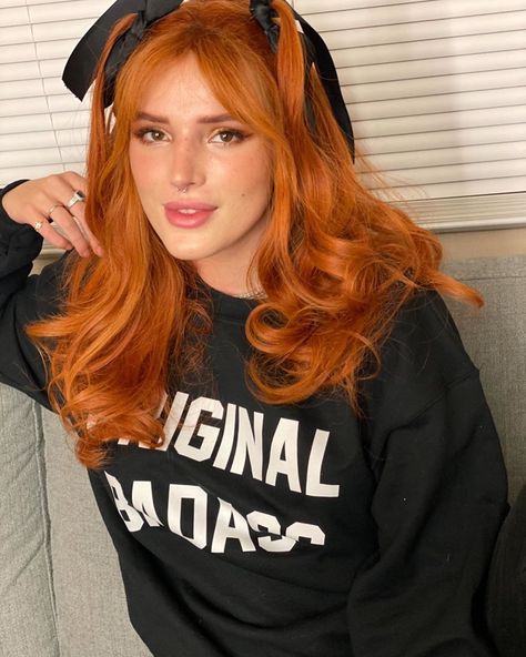 Bella Thorne Hair, Belle Thorne, Ginger Actresses, Bella Thorne Style, Bella Throne, The Babysitter, Red Hair Woman, Bella Thorne, Colorful Hair