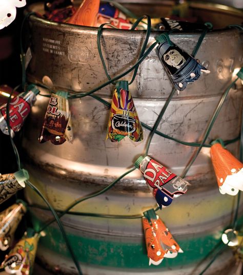 Beer Can Art, Beer Crafts, Soda Can Art, Soda Can Crafts, Diy Recycled Projects, Diy Beer, Aluminum Can Crafts, Patio String Lights, Aluminum Cans