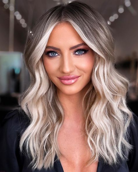 Sandy Blonde with Silver Face Framing Dark Brown Hair Transition To Blonde, Fall Blonde Hair, Silver Blonde Hair, Icy Blonde Hair, Money Piece, Silver Hair Color, Silver Blonde, Blonde Hair Inspiration, Blonde Hair Looks