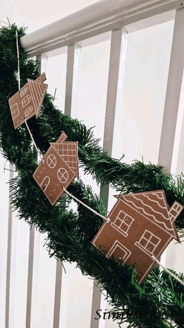 Christmas Decor Out Of Cardboard, Diy Gingerbread House Garland, Cardboard Holiday Decor, Christmas Crafts With Cardboard, Diy Christmas Paper Garland, Christmas Cardboard Crafts, Diy Cardboard Christmas Decorations, Cardboard Garland, Diy Gingerbread Decorations