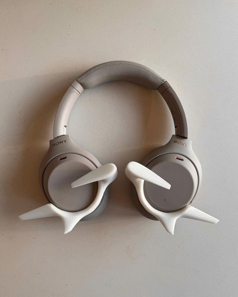 Tomás Correia | Mecha Wings Out now! Attachments for the Sony xm4 available in black, white, silver, bronze and translucent. 3D printed in colored resin.… | Instagram Customize Headphones, Diy Headphones Decoration, Mecha Wings, Sony Xm4, Headphone Decoration, Custom Headphones, Everyday Bag Essentials, Accessory Inspo, Headphones Design