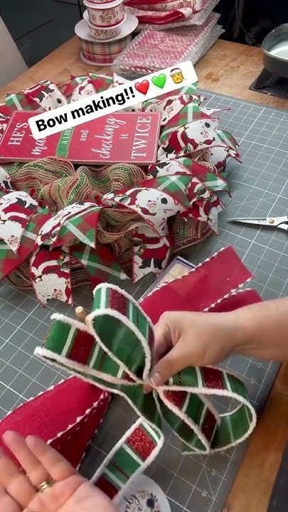 Make A Tree Topper, How To Make Trees, Bow Making Tutorials, Christmas Bows Diy, Christmas Tree Topper Bow, Tree Topper Bow, Crochet Xmas, Bow Tutorial, Bow Making