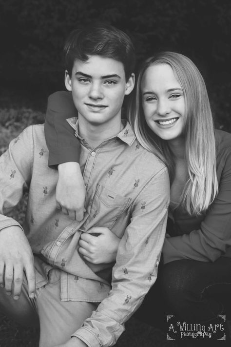 Brothers And Sisters Photography, Sister With Brother, Sibling Picture Poses Teenage, Teenage Sibling Photo Shoots, Photo Ideas For Brother And Sister, Poses For Teenage Siblings, Twins Photoshoot Ideas Sibling Poses, Teenage Sibling Poses Photography, Brother Sister Photoshoot Ideas