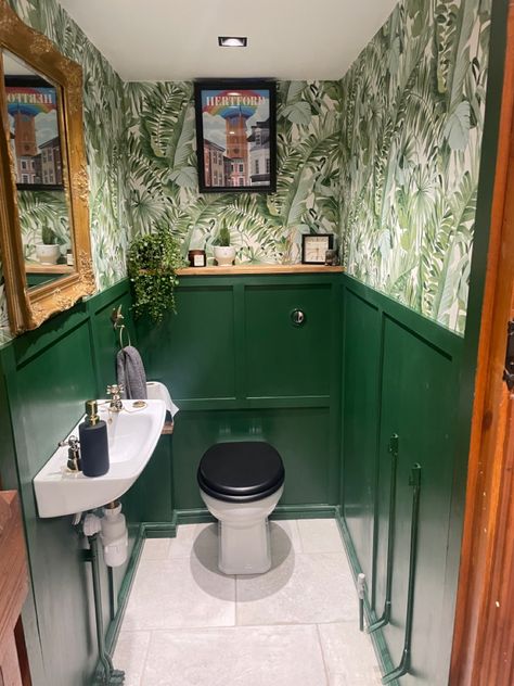 Half Green Wall Bathroom, Dark Green Toilet Room, Green Toilet Room, Funky Downstairs Toilet Ideas, Decor Toilet Room, Green Cloakroom, Small Wc Ideas Downstairs Loo, Cloakroom Toilet Downstairs Loo, Narrow Toilet