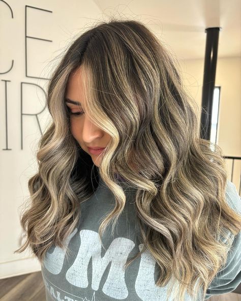 Blonde Lowlights With Money Piece, Highlights With Money Piece, Bold Money Piece, Blonde Underneath, Money Pieces, Blonde Lowlights, Highlight Hair, Brunette Hair With Highlights, Money Piece