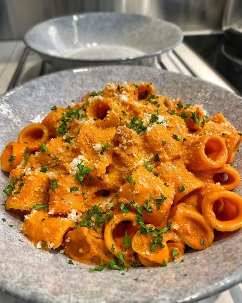 Vodka Pasta Aesthetic, Carbone Pasta, Pasta Vodka Sauce, Creamy Vodka Pasta, Pasta Vodka, Vodka Pasta Sauce, Spicy Vodka Pasta, Shots Vodka, Vodka Sauce Pasta