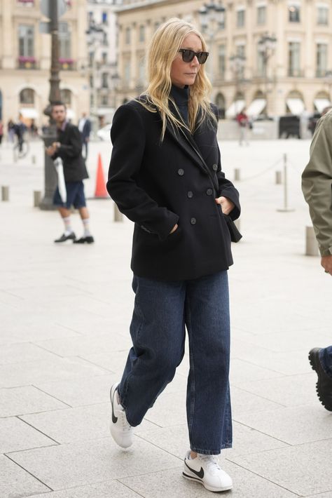 Gwyneth Paltrow Brings Her Coolest Sneakers to Paris Fashion Week Gwyneth Paltrow Casual, Gwyneth Paltrow Street Style 2022, Gwyneth Paltrow Style 2024, Gwenyth Paltrow Style 2022, Gwyneth Paltrow Goop Aesthetic, Black Wayfarer Sunglasses, Coolest Sneakers, Celebrity Jeans, Gwyneth Paltrow Style