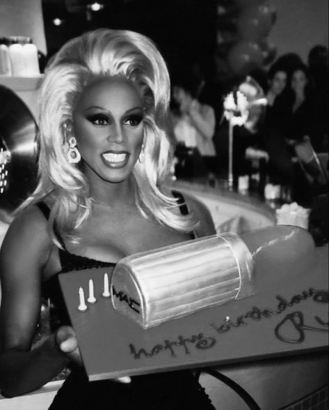 Ru Paul in her Birthday 1997, Australia at Viva Glam MAC Rupaul Viva Glam, Rupaul Christmas, Viva Glam, Anime Warrior, I Am A Queen, Beauty Ideas, Rupaul, Drag Race, Actors & Actresses