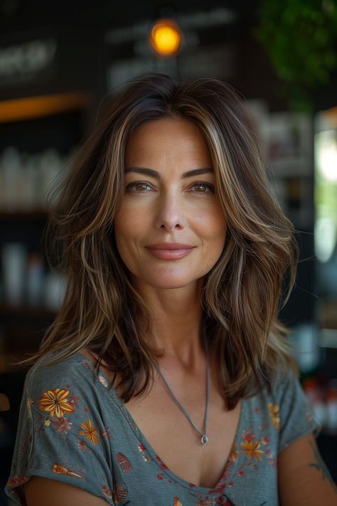 Chic layered medium-length haircut for effortless style in your 40s Salon Hairstyles, 40s Hairstyles, Women's Hairstyles, Haircuts For Medium Hair, Business Hairstyles, Penteado Cabelo Curto, Mid Length Hair, Hair Color Trends, Medium Length Hair Cuts