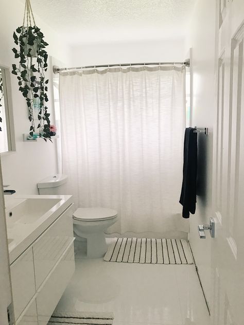 Simple Minimalist Bathroom, Minimalist Bathroom Curtain, White Bathroom Curtain Ideas, Black And White Modern Bathroom Decor, Modern Apartment Decor Bathroom, Simple Apartment Bathroom, Shower Curtain And Bath Mat Ideas, White Bathroom Aesthetic, Minimalist Shower Curtain Trendy