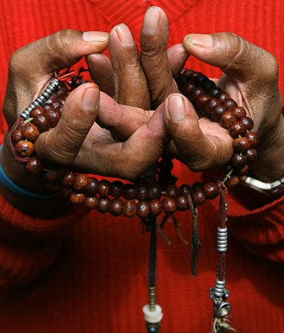 A Tibetan in-exile performs a religious ritual at the Boudhanath Stupa in Kathmandu Mandala Chakra, Tibetan Prayer Beads, Sri Sri Ravi Shankar, Buddhist Prayer, Tibetan Art, Tibetan Buddhism, Tibetan Buddhist, Dalai Lama, Bhutan