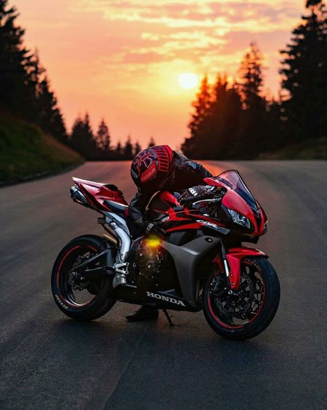 Honda Sport Bikes, Cbr 250 Rr, Cars India, Moto Wallpapers, 1366x768 Wallpaper, Animal Photography Wildlife, Cbr 600rr, Honda Cbr600rr, Biker Men