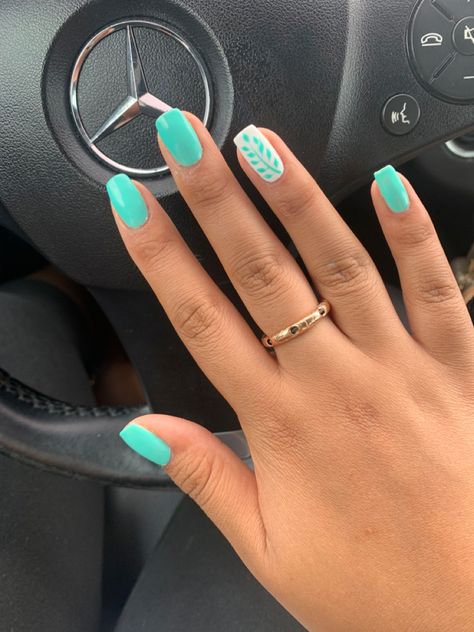 Simple Nail Accents, Nails Inspiration Summer 23, Teal Gel Nails Ideas, Short Squoval Acrylic Nails Summer, Simple Teal Nails, Turquoise Short Nails, Gel Nails Turquoise, Turquoise Summer Nails, Nail Art Ete